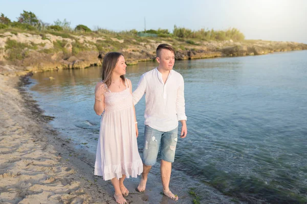 Szczęśliwa Romantyczny Średniej Wieku Para Piękny Zachód Słońca Spacer Plaży — Zdjęcie stockowe