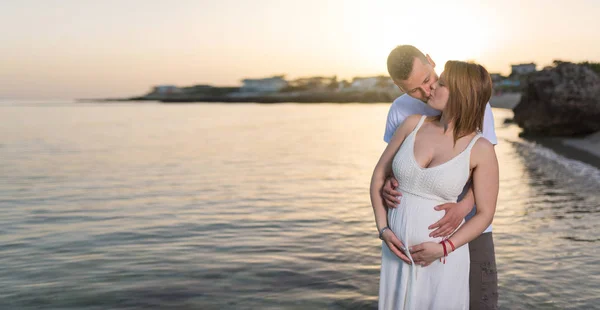 Mulher Grávida Abraçando Beijando Com Seu Marido Praia Pôr Sol — Fotografia de Stock