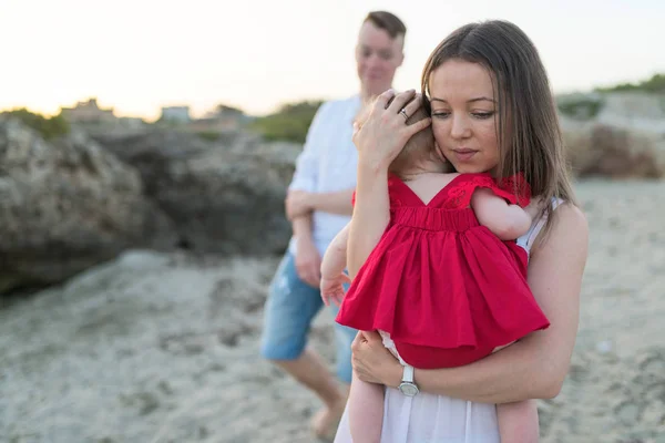 Madre Tenendo Carina Bambina All Aperto Sulla Spiaggia Concetto Famiglia — Foto Stock