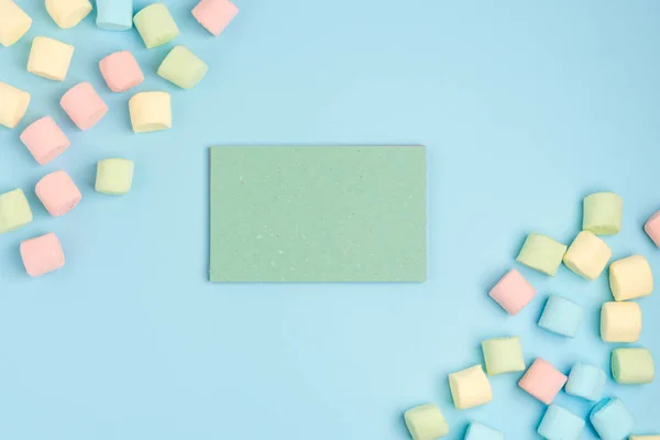 Marshmallow Bloco Notas Branco Isolado Fundo Azul Coloque Para Seu — Fotografia de Stock