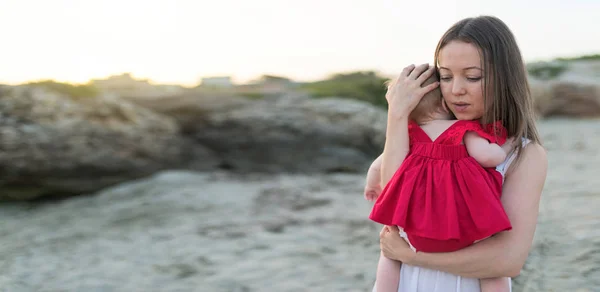 Młoda Kobieta Trzyma Cute Baby Girl Zewnątrz Plaży Szczęśliwa Koncepcja — Zdjęcie stockowe