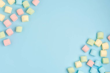 Marshmallow ile mavi kağıt arka plan. Rahat tatlı arka plan
