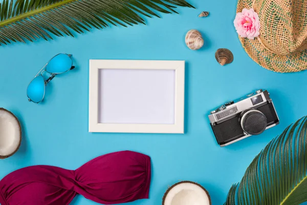 Marco Fotos Con Accesorios Playa Sobre Fondo Azul Vista Superior — Foto de Stock