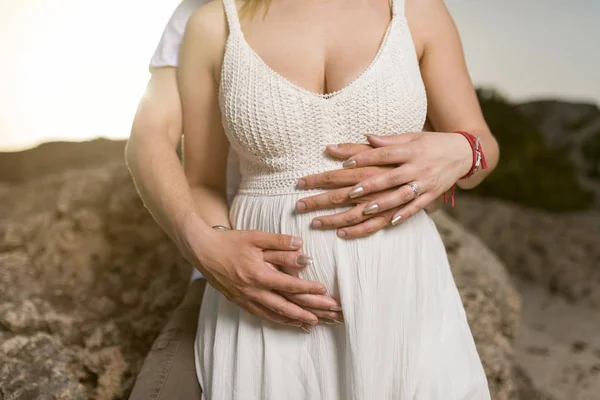 Hamile Karısının Karnını Tutan Adam Hamile Kadın Sevgi Dolu Koca — Stok fotoğraf
