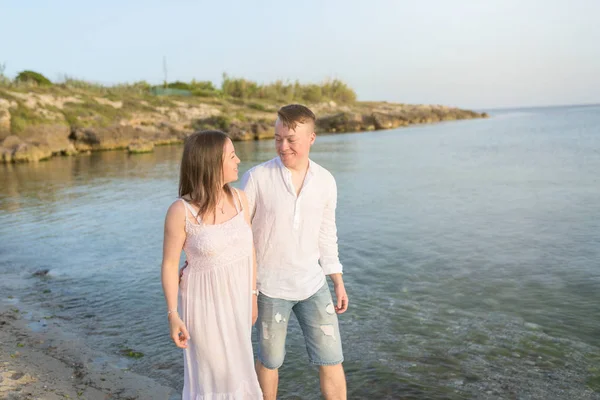 Feliz Pareja Romántica Mediana Edad Disfrutando Hermoso Paseo Atardecer Por —  Fotos de Stock