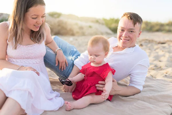 Familienurlaub Meer Vater Mutter Und Kleine Tochter Strand — Stockfoto