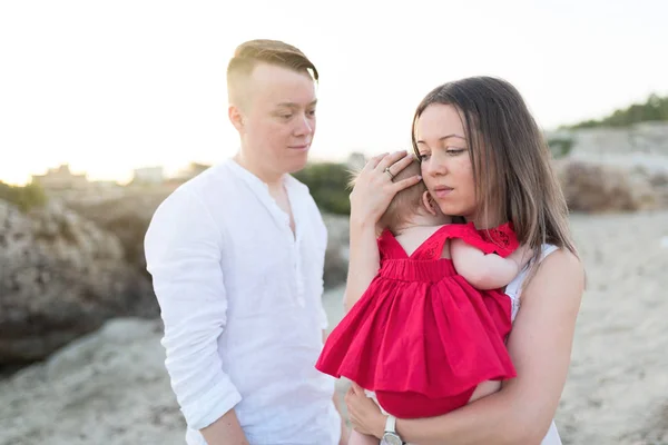 Jovens Pais Com Bebê Bonito Menina Livre Praia Conceito Família — Fotografia de Stock