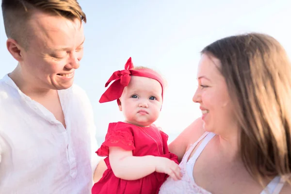 Schönes Familienporträt Der Nähe Des Meeres Glückliche Eltern Blicken Auf — Stockfoto