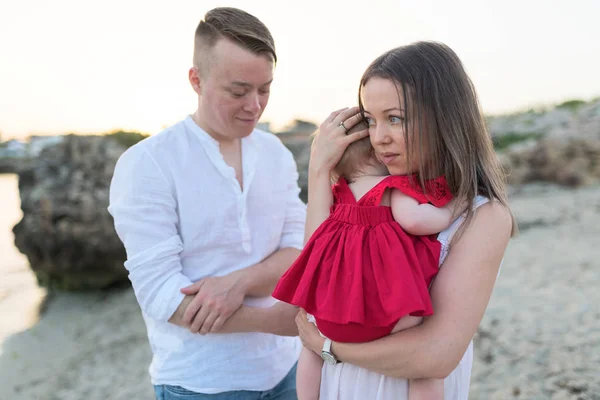 Moeder Houdt Schattige Baby Meisje Buiten Het Strand Gelukkig Familieconcept — Stockfoto
