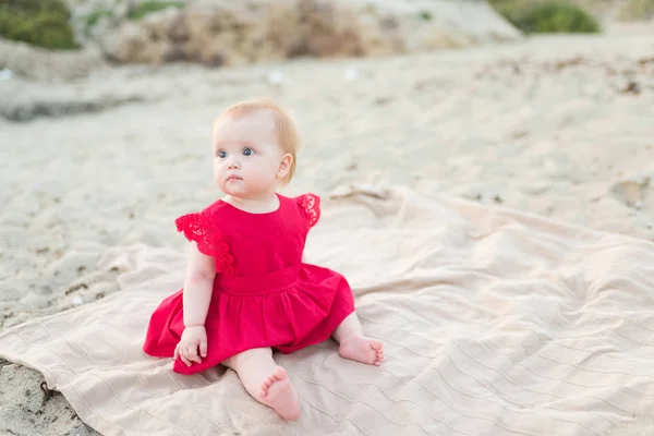 Menina Bebê Vestido Vermelho Sentado Praia — Fotografia de Stock