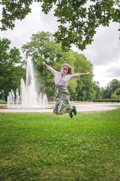 Concepto Felicidad Mujer Feliz Divirtiéndose Parque Ciudad Durante Verano —  Fotos de Stock