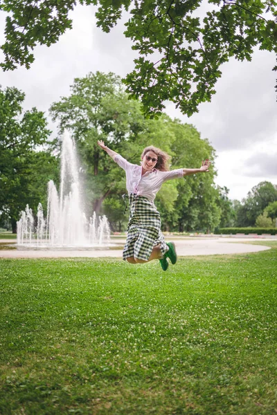 Concetto Felicità Donna Felice Che Diverte Nel Parco Cittadino Durante — Foto Stock