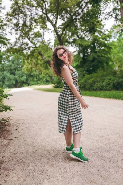 Concepto Felicidad Mujer Feliz Divirtiéndose Aire Libre Durante Verano — Foto de Stock