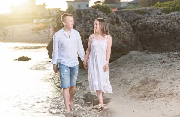Para Spacery Plaży Młody Szczęśliwy Para Walking Trzymając Się Nawzajem — Zdjęcie stockowe