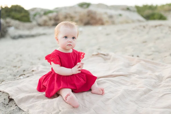 Menina Bonito Vestido Vermelho Sentado Brincando Praia Com Areia — Fotografia de Stock