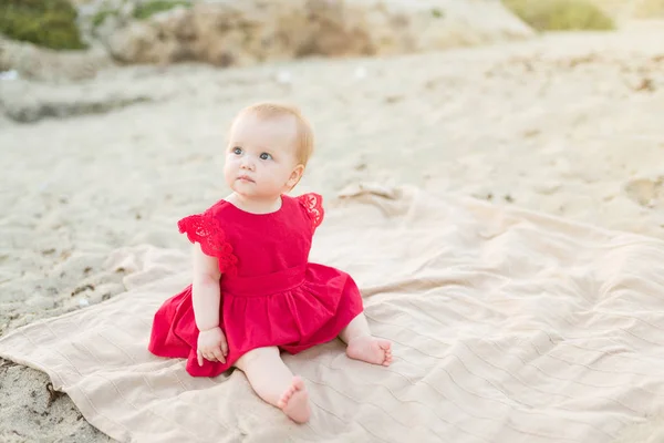 Menina Bonito Vestido Vermelho Sentado Brincando Praia Com Areia — Fotografia de Stock