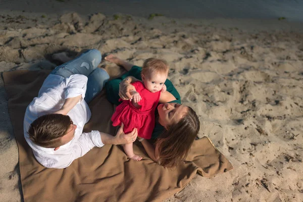 Giovani Genitori Con Figlioletta Seduti Spiaggia — Foto Stock