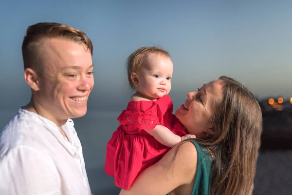 Glückliche Junge Familie Mit Kleiner Tochter Schönes Familienporträt Meer — Stockfoto