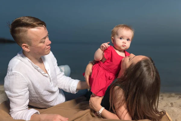 Junge Eltern Mit Kleiner Tochter Sitzen Strand — Stockfoto