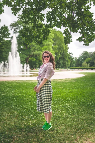 Conceito Felicidade Mulher Feliz Divertindo Parque Cidade Durante Verão — Fotografia de Stock