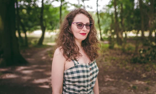 Porträt Einer Jungen Schönen Frau Sommer Freien — Stockfoto