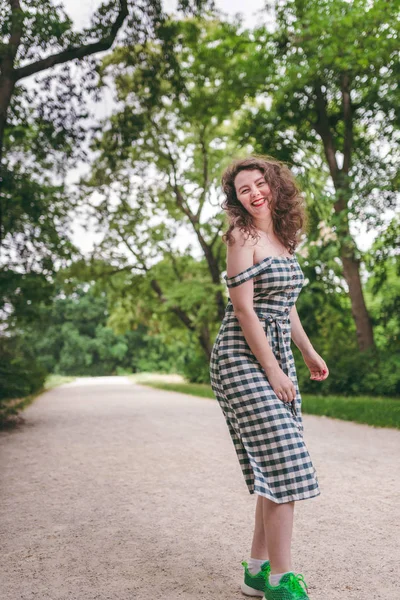 Koncepce Štěstí Šťastná Žena Létě Baví Venku — Stock fotografie