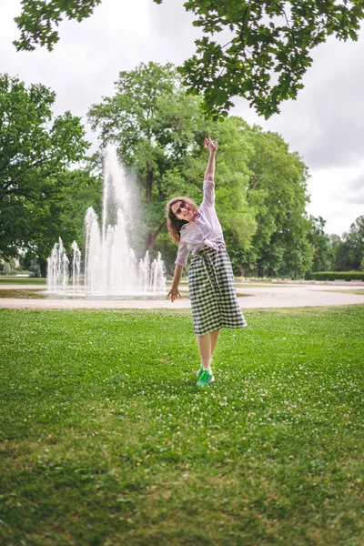 Happiness Concept Lycklig Kvinna Kul Stadsparken Sommaren — Stockfoto