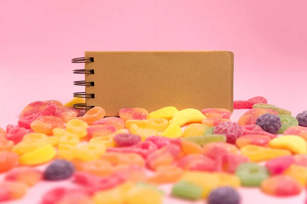 Korallenpapier Hintergrund Mit Süßigkeiten Und Leerem Notizblock Platz Für Ihren — Stockfoto