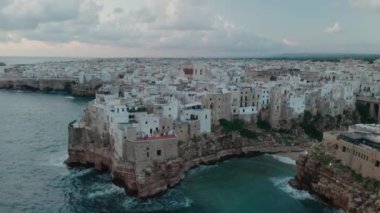 Polignano a Mare, deniz üzerinde havadan insansız hava aracı görüntüleri, İtalya