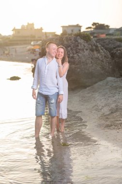 Aşık genç çift. Sahilde romantik akşam zevk mutlu adam ve kadın.