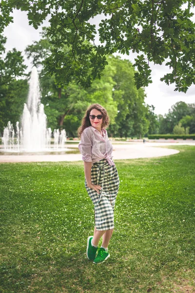 Happiness Concept Gelukkige Vrouw Die Plezier Heeft Het Stadspark Tijdens — Stockfoto