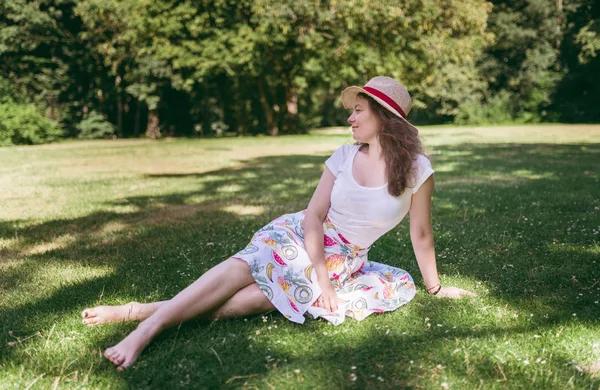 Kadın Açık Portre Mutlu Yeşil Çim Üzerinde Oturan Genç Kadın — Stok fotoğraf
