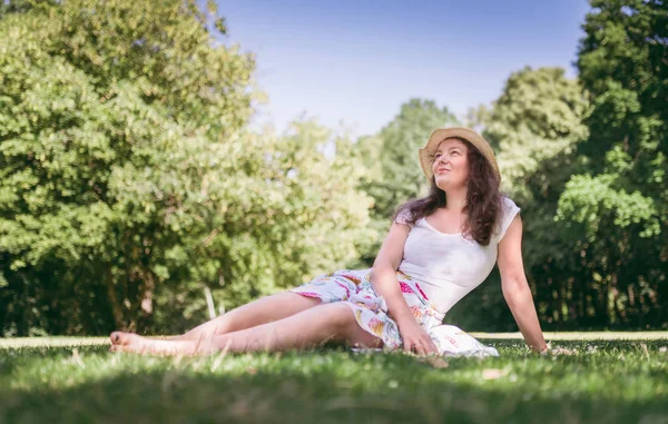 Летний Портрет Молодой Женщины Сидящей Траве Солнечный День Озил Романтичная — стоковое фото