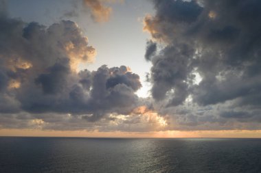 Deniz üzerinde hava günbatımı görünümü