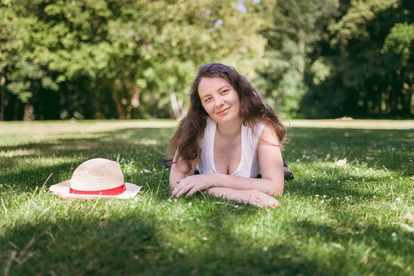 Retrato Jovem Mulher Encantadora Deitada Grama Parque Verão — Fotografia de Stock