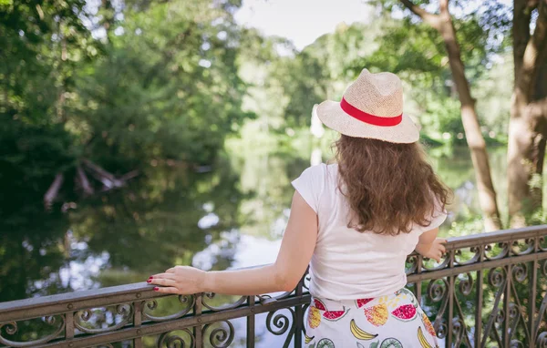 Achteraanzicht Van Jonge Vrouw Buurt Van Vijver — Stockfoto