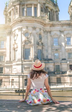 Güzel kız bir bankta istirahat.