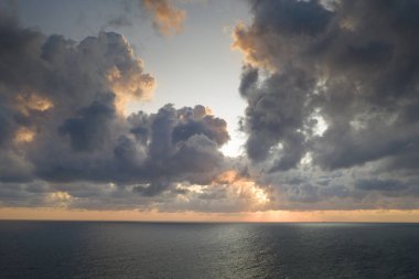 Deniz üzerinde hava günbatımı görünümü