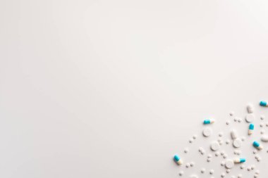 Pills ve kapsüller beyaz arka plan üzerinde. Medikal, eczane ve sağlık konsepti. Metin için boş yer.