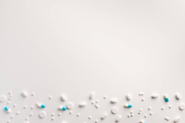 Pills ve kapsüller beyaz arka plan üzerinde. Medikal, eczane ve sağlık konsepti. Metin için boş yer.