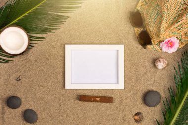 Yaz düz ile yatıyordu, güneş gözlüğü ve kum artalan üzerinde Panama şapka
