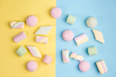 Mavi ve sarı arka planlar üzerinde Marshmallow. İki renk. Üst görünüm.