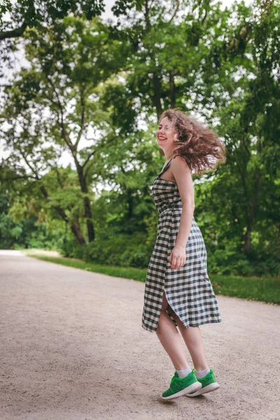 幸福の概念 夏の間に屋外で楽しい幸せな女性 — ストック写真