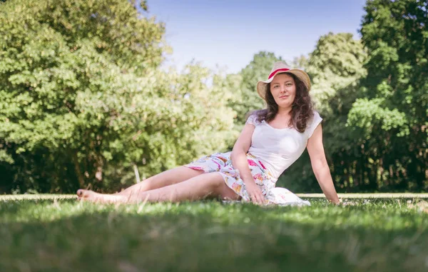 Sommerporträt Einer Jungen Frau Die Gras Sitzt Einem Sonnigen Tag — Stockfoto