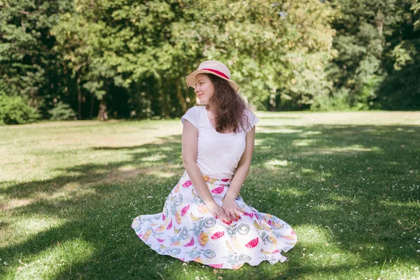 Retrato Mujer Aire Libre Feliz Joven Mujer Sentada Hierba Verde —  Fotos de Stock