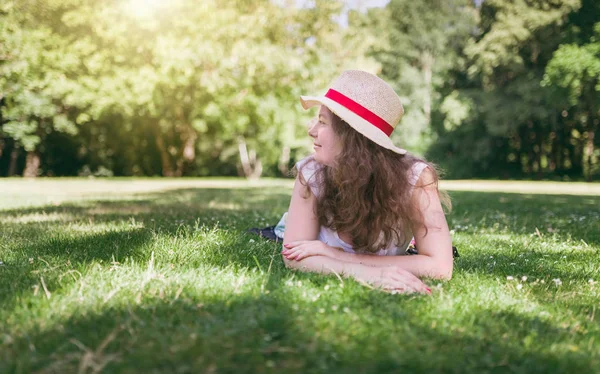 女性の屋外の肖像画 幸せな 若い女性は 夏の公園で 緑の草の上に横たわって — ストック写真