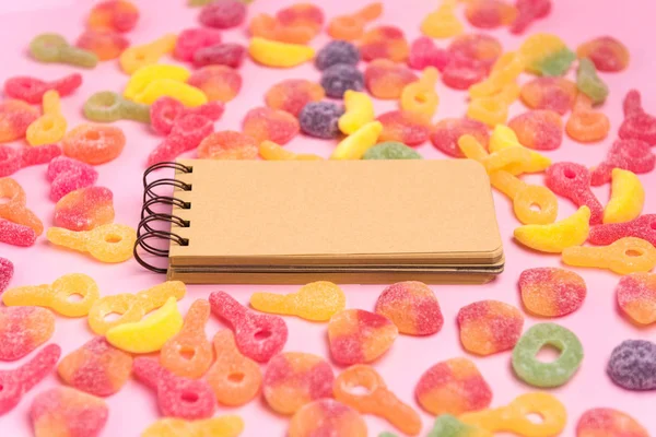 Korallenpapier Hintergrund Mit Süßigkeiten Und Leerem Notizblock Platz Für Ihren — Stockfoto