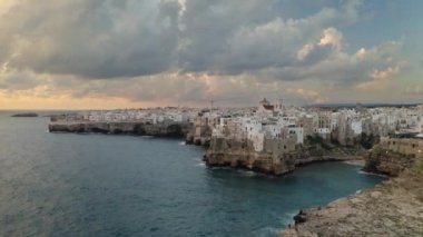 Polignano a Mare, şehir üzerinde havadan görünüm, Italya