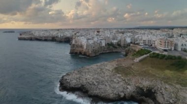 Polignano a Mare, şehir üzerinde havadan görünüm, Italya