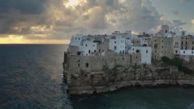 Polignano a Mare, şehir üzerinde havadan görünüm, Italya